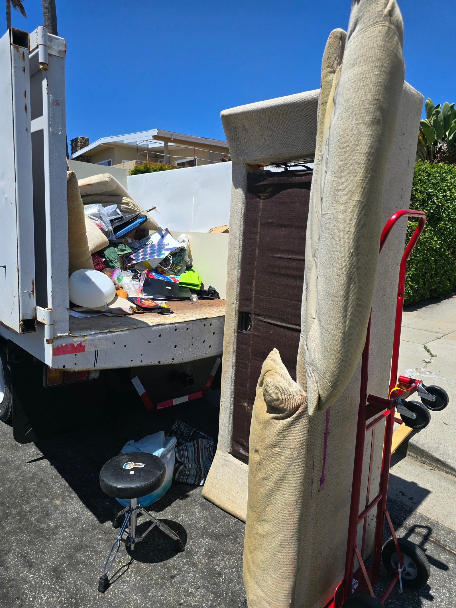 No-Contact Junk Removal Near Me: Safe, Easy Pickups in California 2 No-contact junk removal near me - Rapid Junk Pros crew loading a truck in California