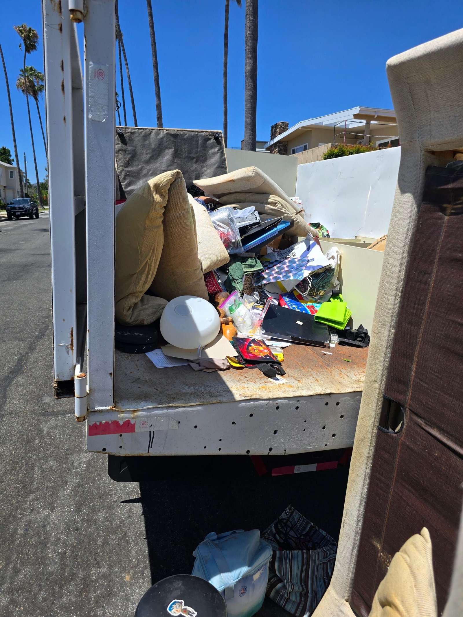 Junk Removal for Veterans Near Me: Trusted, Priority Service in California 2 Junk removal for veterans near me - Rapid Junk Pros crew hauling items in California