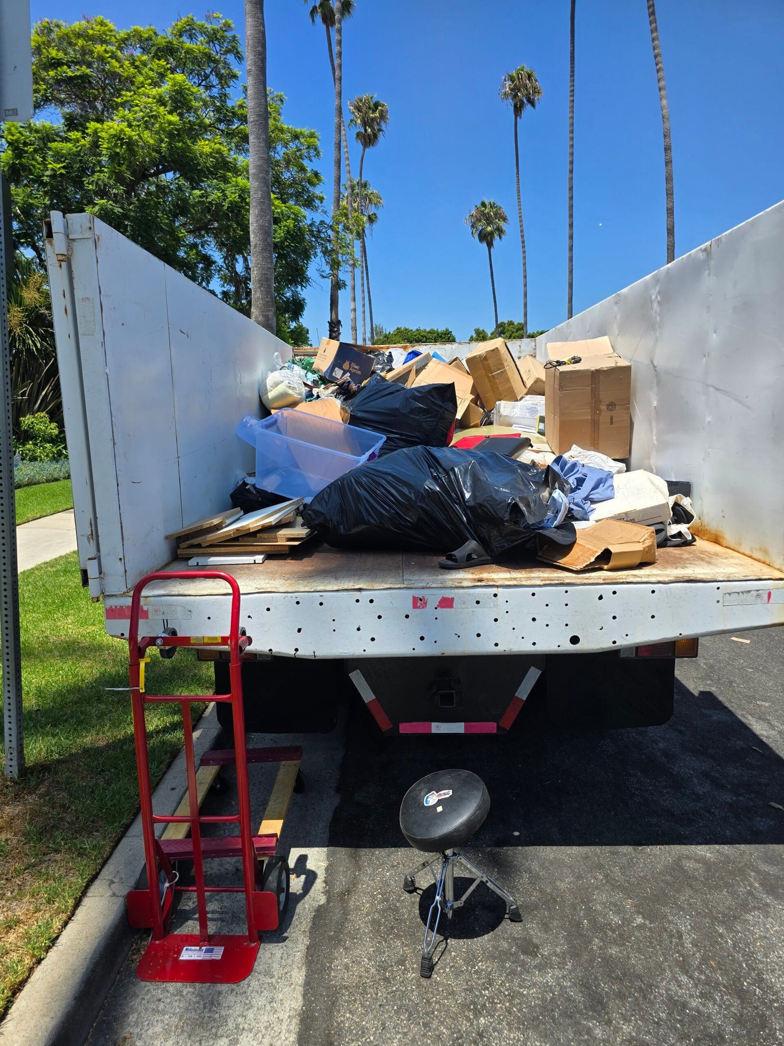 Junk Removal Before a Bathroom Remodel: 6 Costly Mistakes to Avoid 3 crew hauling an old tub for junk removal before a bathroom remodel